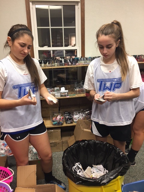Washington Twp. Girls Lacrosse Team Visits Mothers Matter
